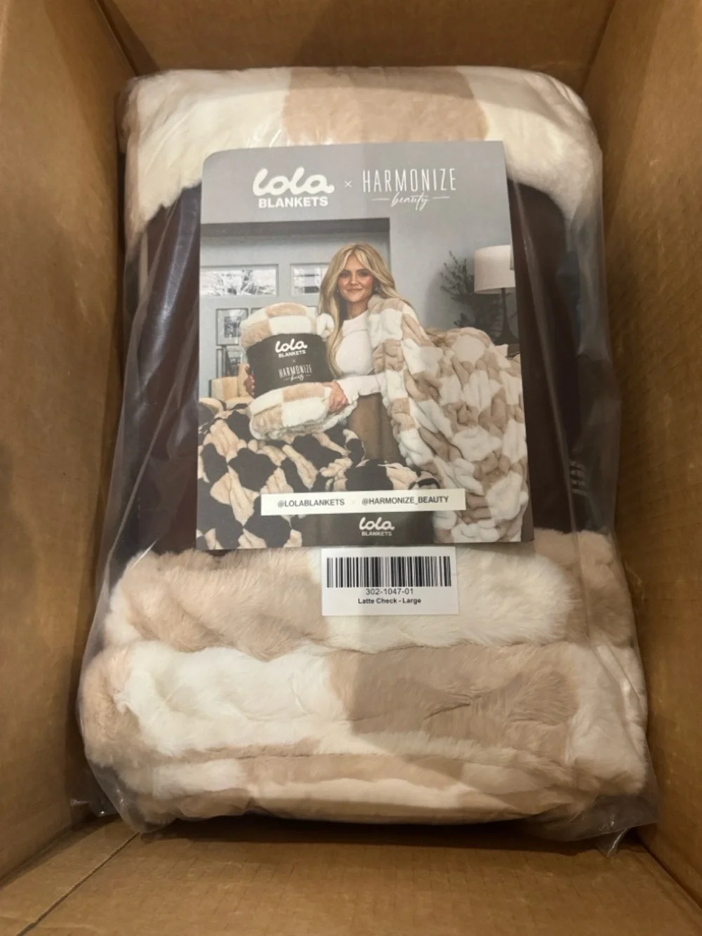Lola Blankets X Harmonize/Latte Check/Plush Throw/Blanket/Size L/NIB/SEALED! - Picture 12 of 16